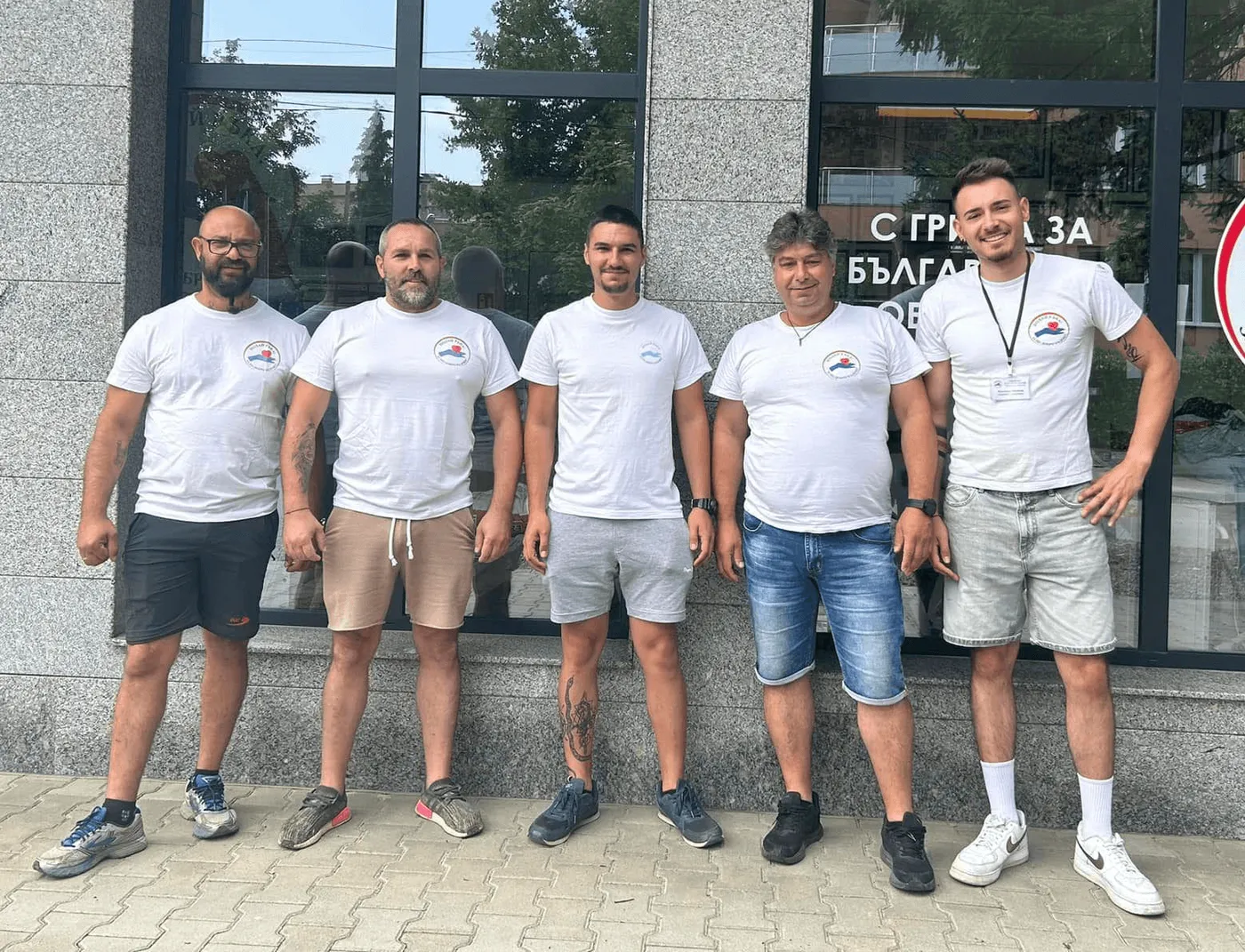 Екипът на Подай Ръка пред офиса на фондацията